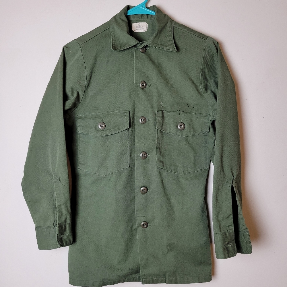MILITARY BUTTON UP SHIRT Size Small.